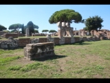 07011 ostia - regio i - forum - sockel der reiterstatue des manilius rusticianus - bli ri nordwesten.jpg